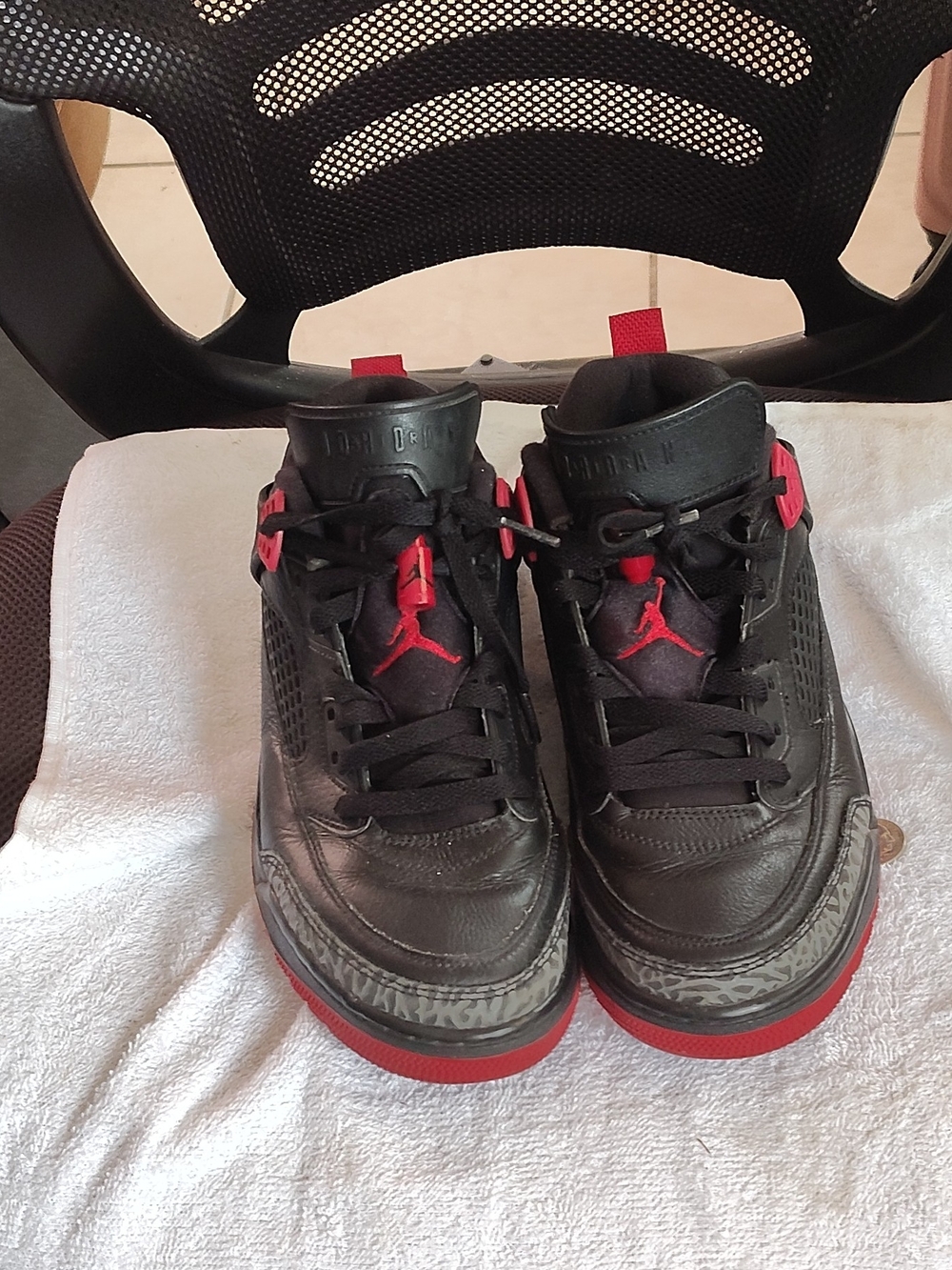Nike Men's Black and Red Basketball Sneakers with Jumpman Logo